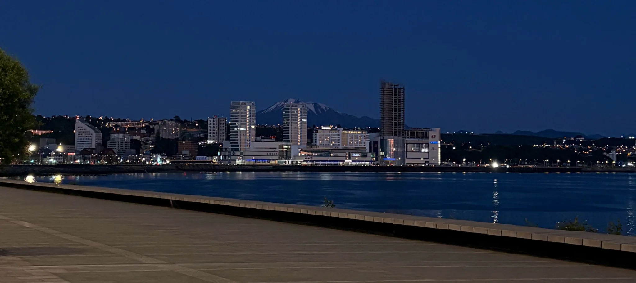 Vista nocturna del centro de Puerto Montt